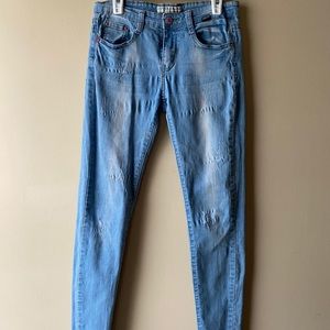 🦙 Distressed light-washed Denim Jeans